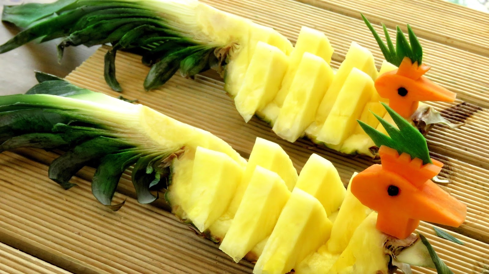 12- Ananas et melon sculptés en coq